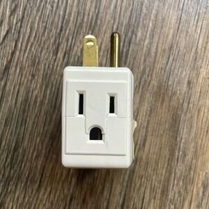 LEVITON 15A 125V Power Wall Adapter 3 Plug Ins